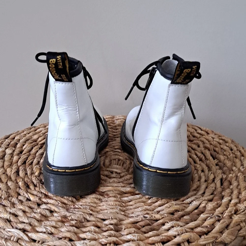 Dr. Martens Girls Zavala‎ White Leather Combat Ankle Booties Lace-up Zip S-1